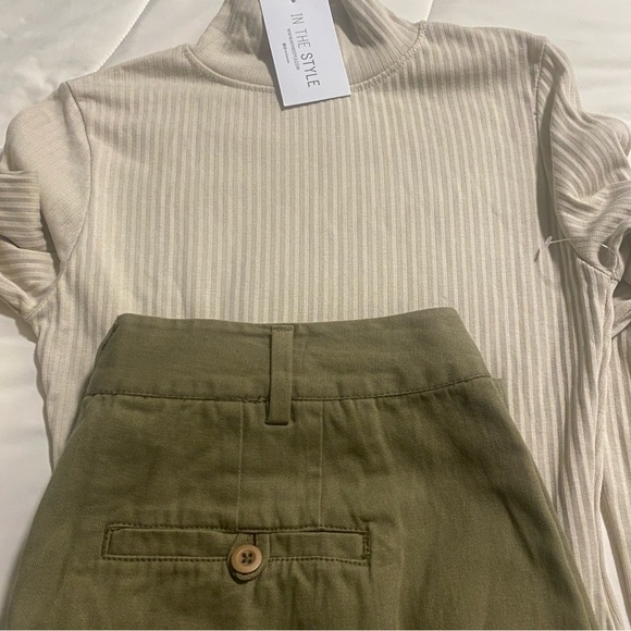 EUC FREE PEOPLE PLEAT FRONT CHINO PANTS IN KHAKI GREEN & WITH BODYSUIT - SIZE 10 - Picture 7 of 16